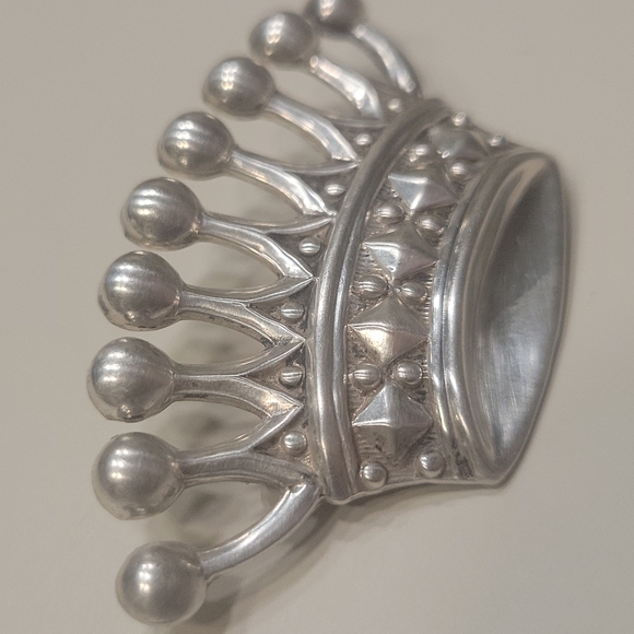 Vintage sterling crown brooch - Picture 2 of 6